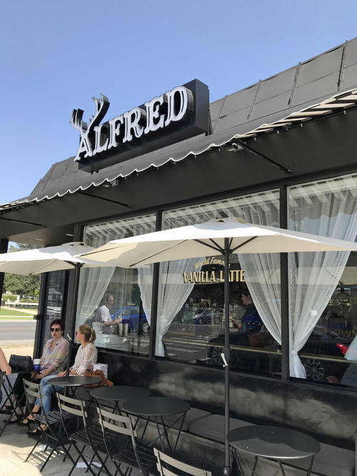 黒を基調としたシックなビバリーヒルズ店は落ち着いた雰囲気でゆったりとコーヒーブレイクができます