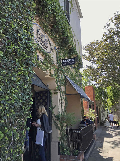 看板が小さいので見逃してしまいそうですが、メルローズ店は蔦に覆われたおしゃれな建物です。