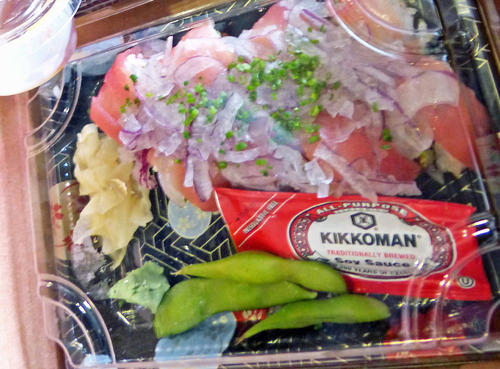 パックに入って売られているエンゼルス・ロールは、たっぷりのオニオンが乗ってヘルシー。枝豆も添えられています