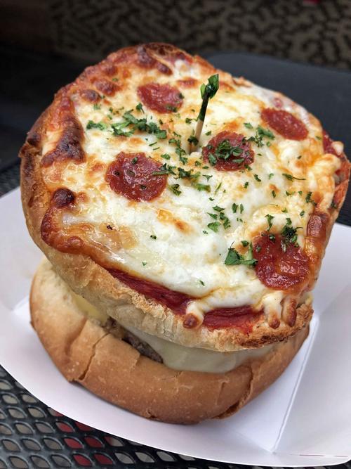 ハンバーガーとピザを合体させたらこんな風になっちゃいました。値段は１０ドル前後で両方を同時に楽しめます
