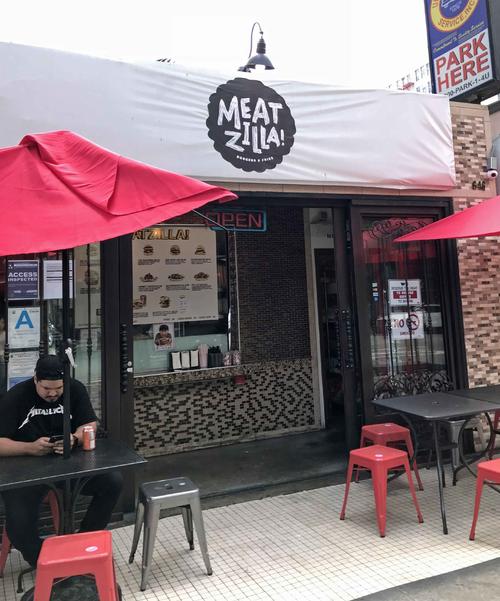 ＬＡのダウンタウンにある小さなお店で、中で注文をして外の席で食べるシステムです