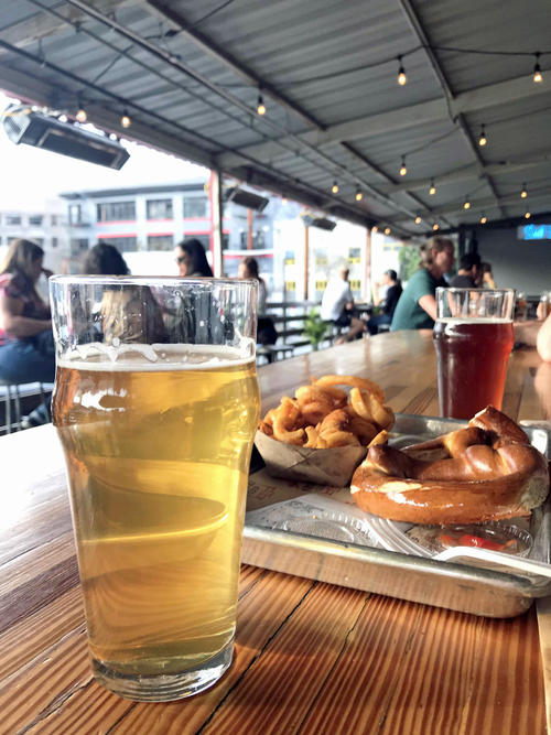 ビールと共に隣接するレストランのフードも合わせて楽しめます。暑い日はテラス席で冷えたビールがＬＡの定番