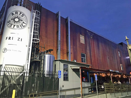 かつては倉庫街だったアーツ・ディストリクトだけあり、古い倉庫を改装した建物がおしゃれ。広い店内でビールも醸造しています