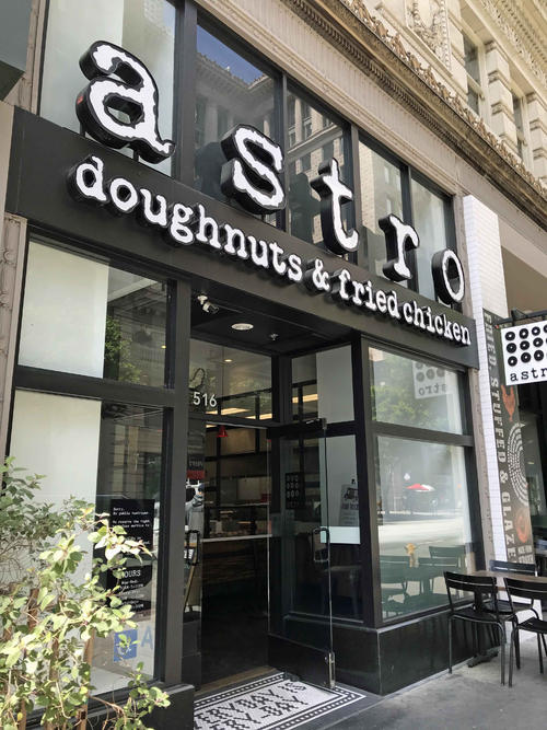 ダウンタウンのオフィス街にあるドーナツとフライドチキン専門店は、いつも地元の人で賑わっています