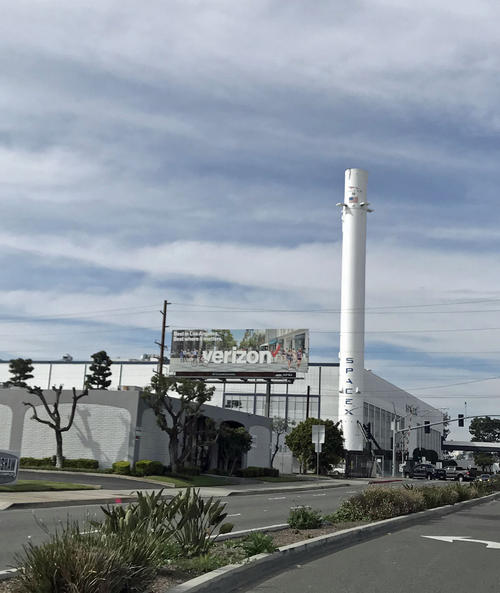 大きなロケットが遠くからでも一目をひくスペースＸ社の本社。この地下に実験用のトンネルがあります