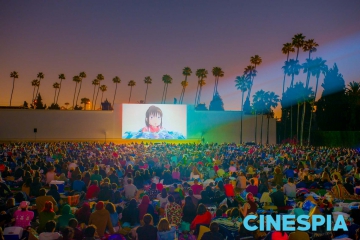 墓地の建物を背景に映画鑑賞を楽しむハリウッドのユニークなイベントは毎週完売になるほどの人気。宮崎駿監督の「千と千尋の神隠し」なども上映されます（写真は公式ＨＰより）