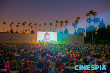 墓地の建物を背景に映画鑑賞を楽しむハリウッドのユニークなイベントは毎週完売になるほどの人気。宮崎駿監督の「千と千尋の神隠し」なども上映されます(写真は公式HPより)