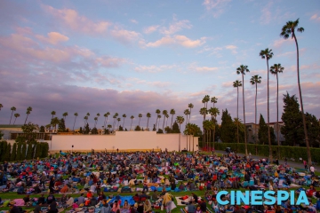 観客は墓地内の芝生の上に座ってピクニックを楽しみながら映画を鑑賞できます(写真は公式HPより)