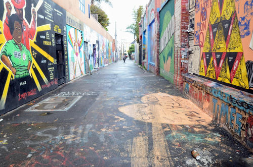 通り一帯がストリートアーティストたちによる壁画で埋め尽くされたクラリオン通りは、写真撮影スポットとしても人気
