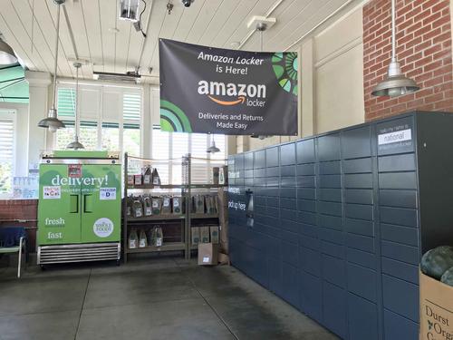 店の入り口横には大きなアマゾンロッカーが。荷物を受け取るついでに来店する客が増えたといいます