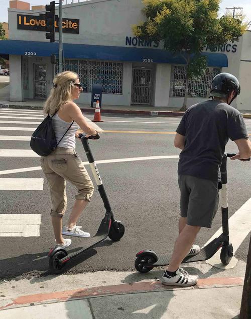右側の男性はヘルメットを着用していますが、左側の女性はノーヘルメット。利用者のマナーが問われています