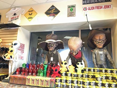 店内は至るところにエイリアンがいます