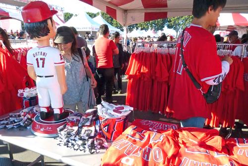 大谷選手のグッズ販売コーナーでは大勢の日本人ファンが買い物を楽しんでいました