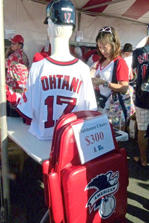 大谷選手が着用したユニフォームやヘルメット、クラブハウスの椅子などを販売する特設コーナーも人気を博していました