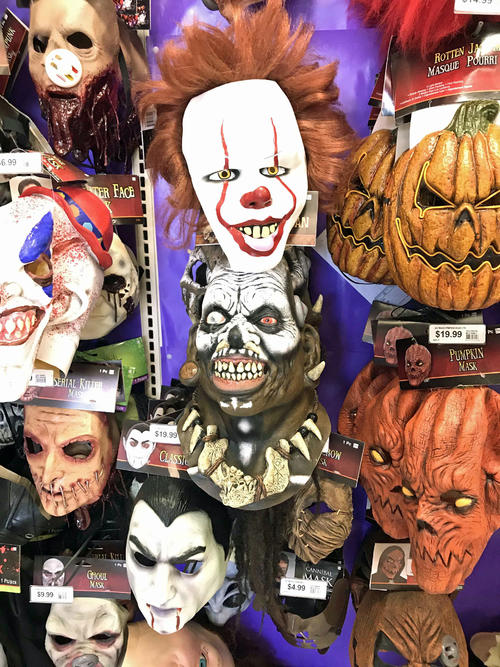 IT／イット“それ”が見えたら終わり。」のピエロなど様々な怖いキャラクターのマスクがずらりと並ぶ店内