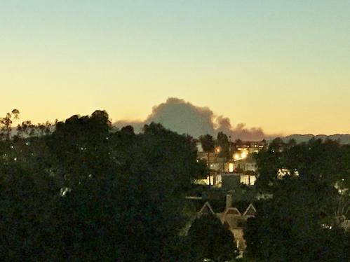 30キロ以上離れたLAのウエストサイドからも山火事による煙をはっきりと確認でき、風向きによっては灰が降ってくる時間帯もあり、健康面への被害も心配されています