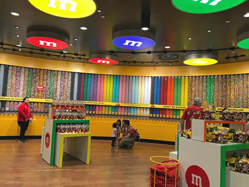 壁一面に並ぶ様々な色のM＆M’sは圧巻