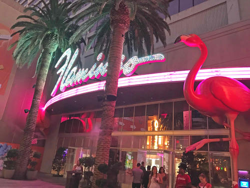 現在のラスベガスの基盤となったカジノホテル「フラミンゴ・ラスベガス」は、フラミンゴのネオンが観光客をお出迎えしてくれる