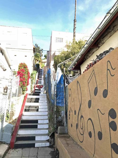 音符の壁画にピアノの鍵盤の階段も写真に収めたくなる人気スポット