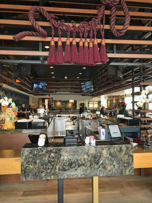 ガーデン・グローブ店のほか、もう少し南に下ったファウンテン・バレーにも新店舗があり、こちらはモダンなデザインが特徴