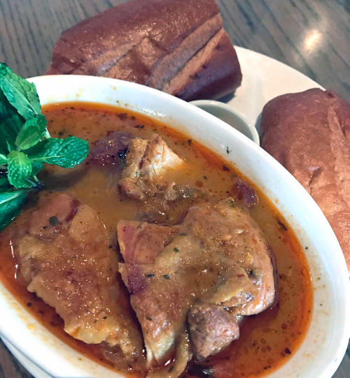 スープの旨味がなんともいえないチキンカレーは、フランスパンと共にいただくのがベトナム風