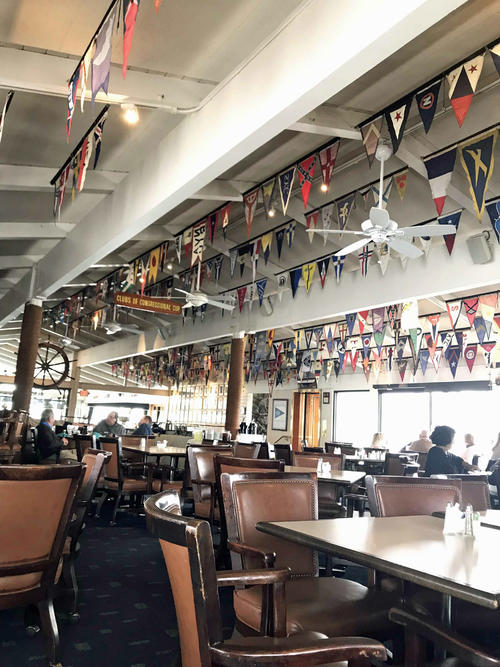 レストランには世界各国のクラブ旗が飾られています