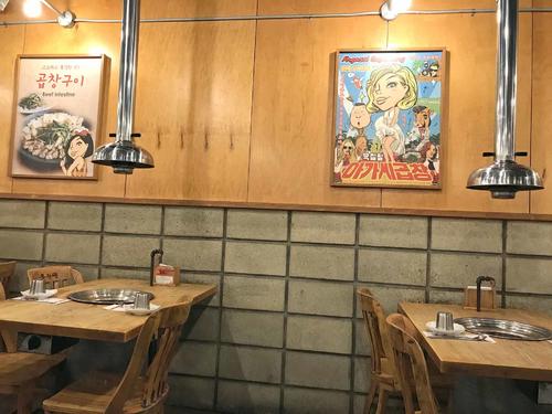 店内にはたくさんのアガシ（お嬢さん）のイラストが飾られています