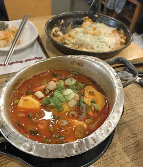 セットメニューについてくるシーフードチゲはほどよい辛さで食欲が進みます。奥は人気のチーズ入りフライドライス