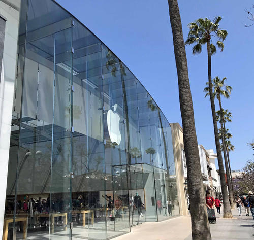 アップルのサンタモニカ店は開放的なガラス張りの建物で多くの人が訪れる人気店