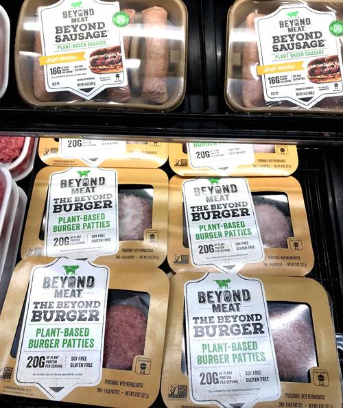 スーパーマーケットで売られているビヨンド・ミート。パテをフライパンで焼くだけで牛肉と同じような味が楽しめます。パテ以外にソーセージも売られています