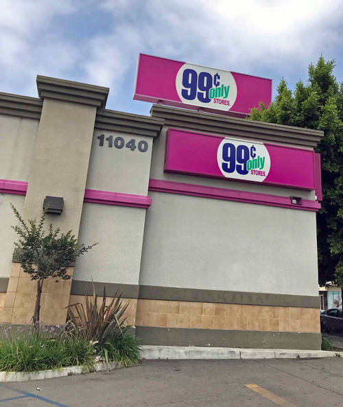 ピンクに99￠の文字が目印の99セント・オンリー・ストアーズはLA市内にたくさんの店舗があります