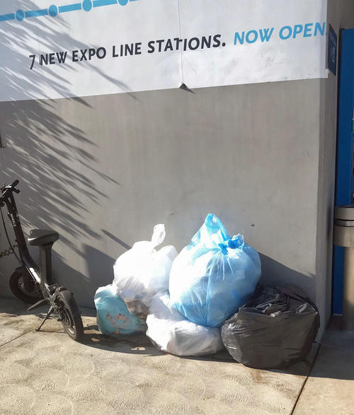 駅前に投棄されている誰かが集めたであろう行き場を失ったペットボトルが入ったゴミ袋