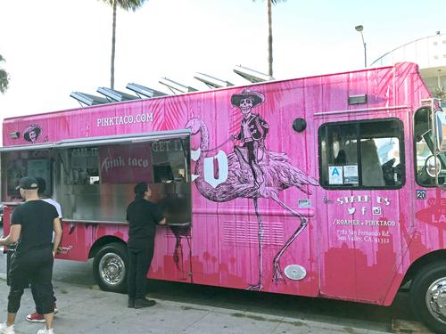 お洒落な雰囲気で若者に人気のメキシカンレストラン「ピンクタコ」のフードトラックは、ド派手なピンク色でひと際目を引きます