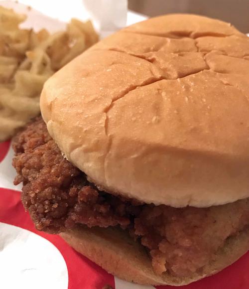 チックフィレイのチキンサンドはシンプルな分、フライドチキンのおいしさをダイレクトに楽しめます