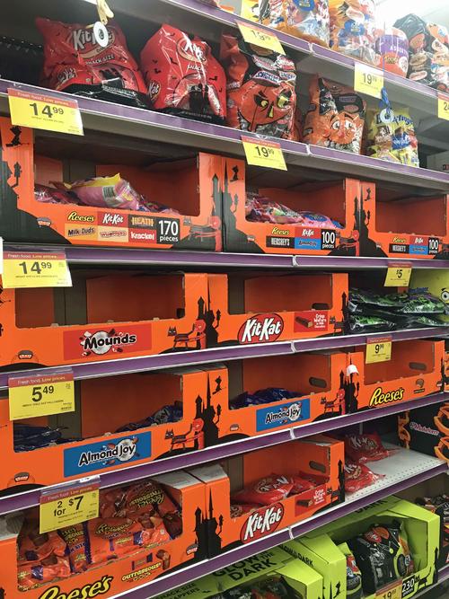 スーパーのお菓子コーナーはハロウィーン一色になります