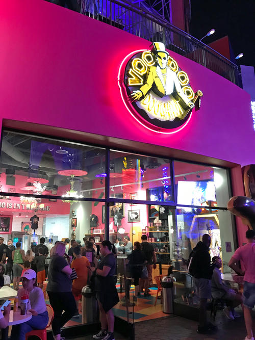 怪しげな店に見えますが、健全なドーナツ店です