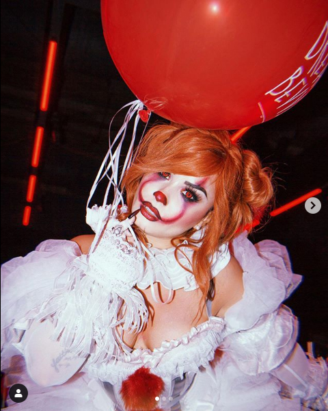 殺人ピエロ「ペニー・ワイズ」のコスプレを披露したデミ・ロヴァート(写真はインスタグラムより)