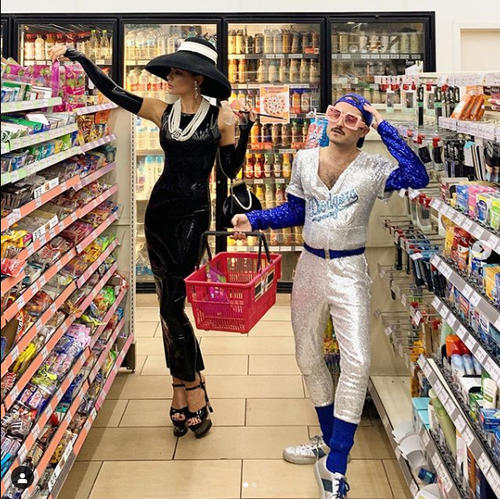 オードリー・ヘップバーンになりきり、エルトン・ジョンと買い物するケイト・ベッキンセール（写真はインスタグラムより）