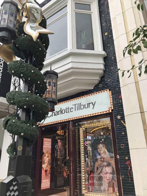 お店のウインドーもクリスマスモードになっています