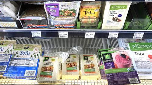 たんぱく源として豆腐は大人気で、スーパーマーケットにはさまざまな種類の豆腐製品が販売されています