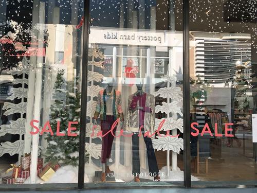 ブラックフライデーは深夜からスタートし、翌日夜まで一日中大勢の買い物客でにぎわいます