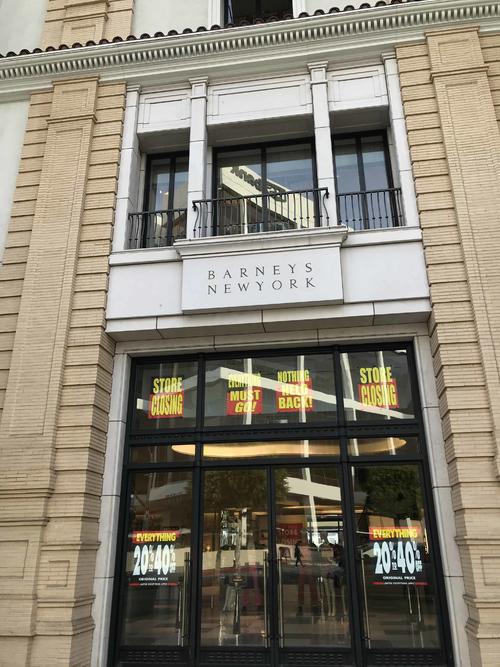 ビバリーヒルズ店の入り口には、「Store Closing(閉店)」「Everyhing Must be
go(売り尽くしセール)」の文字が