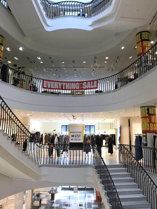 5階建ての店内全ての商品がセール中です