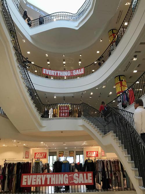 閉店セールと言えどあまり混雑していないのでゆっくりと買い物ができます