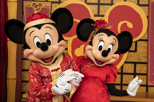 ミッキーとミニーもチャイナ服で登場する春節を祝うイベントは17日からスタートします　(c) Disney