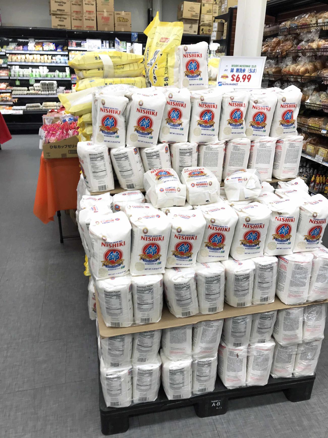 日系スーパーマーケットでは米が山積みにされて販売されています