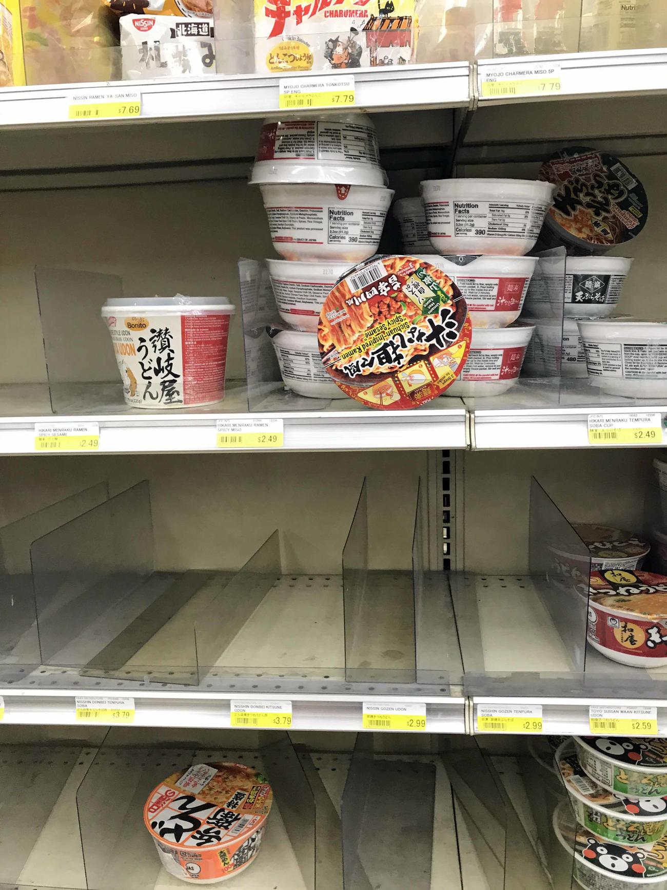 日系スーパーマーケットではカップ麺の買い占めも起きています