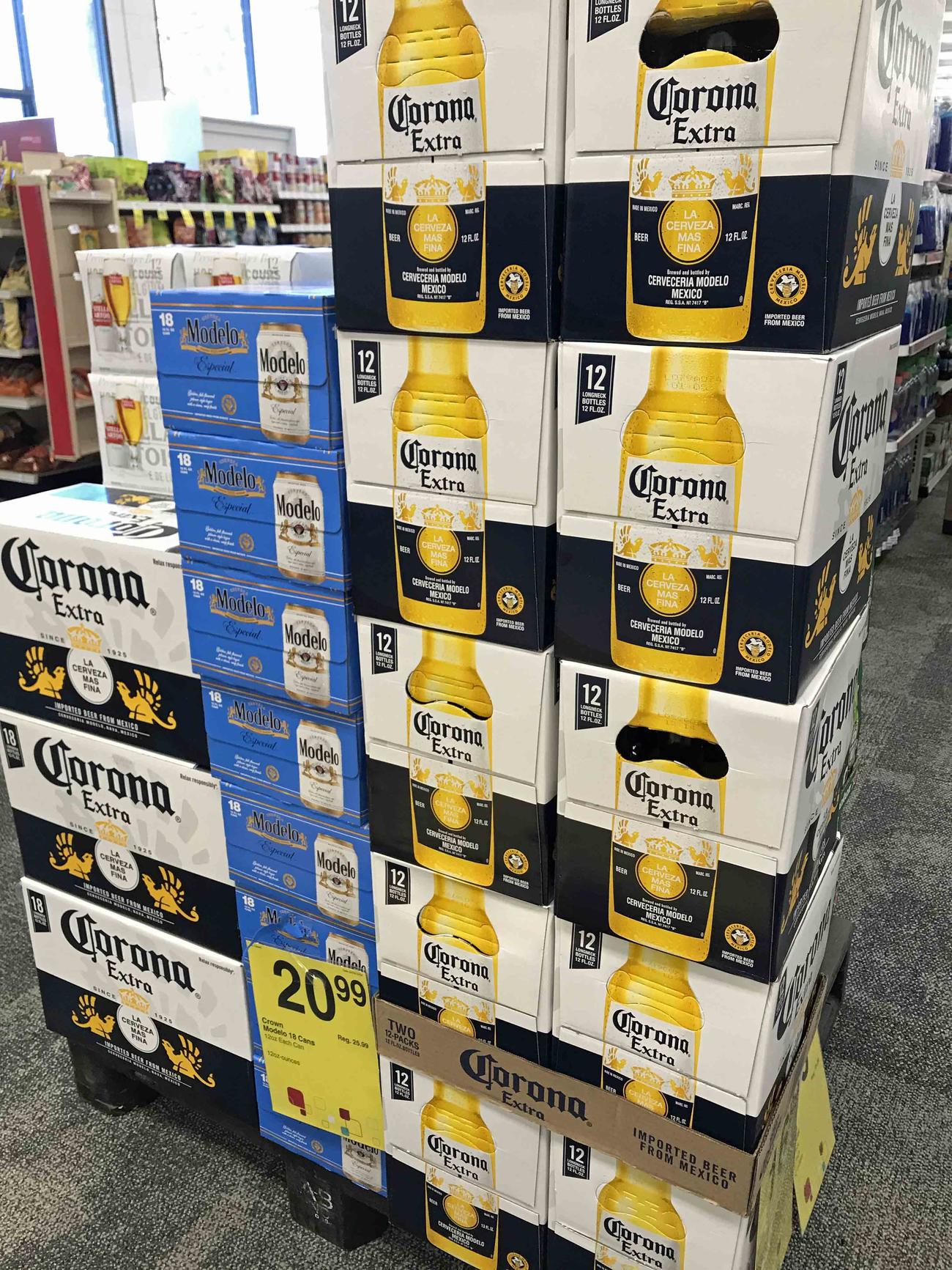 ドラッグストアに山積みされた箱入りコロナビール