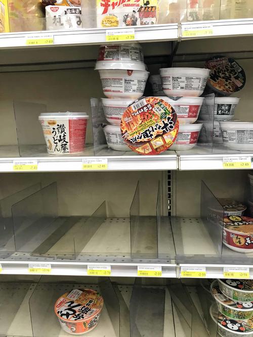 日系スーパーマーケットではカップ麺の買い占めも起きています