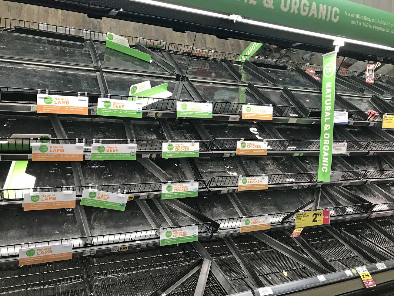ものの見事に空になった精肉コーナーには、何一つ残っていません